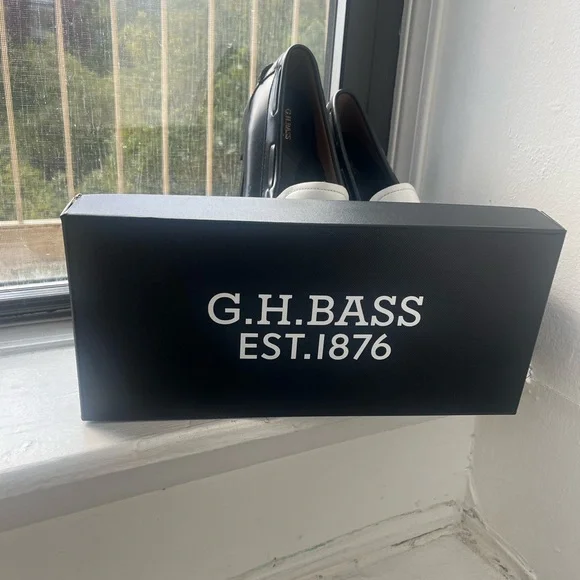 Elegant Black and White Tassel Loafers - Picture 7 of 7